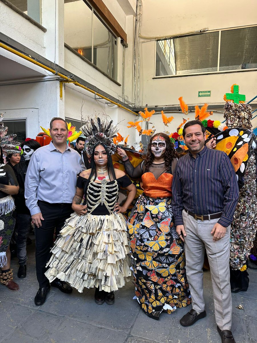 abugaberjose's tweet photo. Celebramos el Día de Muertos en @CalzadoComando con una ofrenda y un concurso de disfraces. Mi hermano Jorge y yo estuvimos presentes en este festejo. https://t.co/JMSQPWaI5l