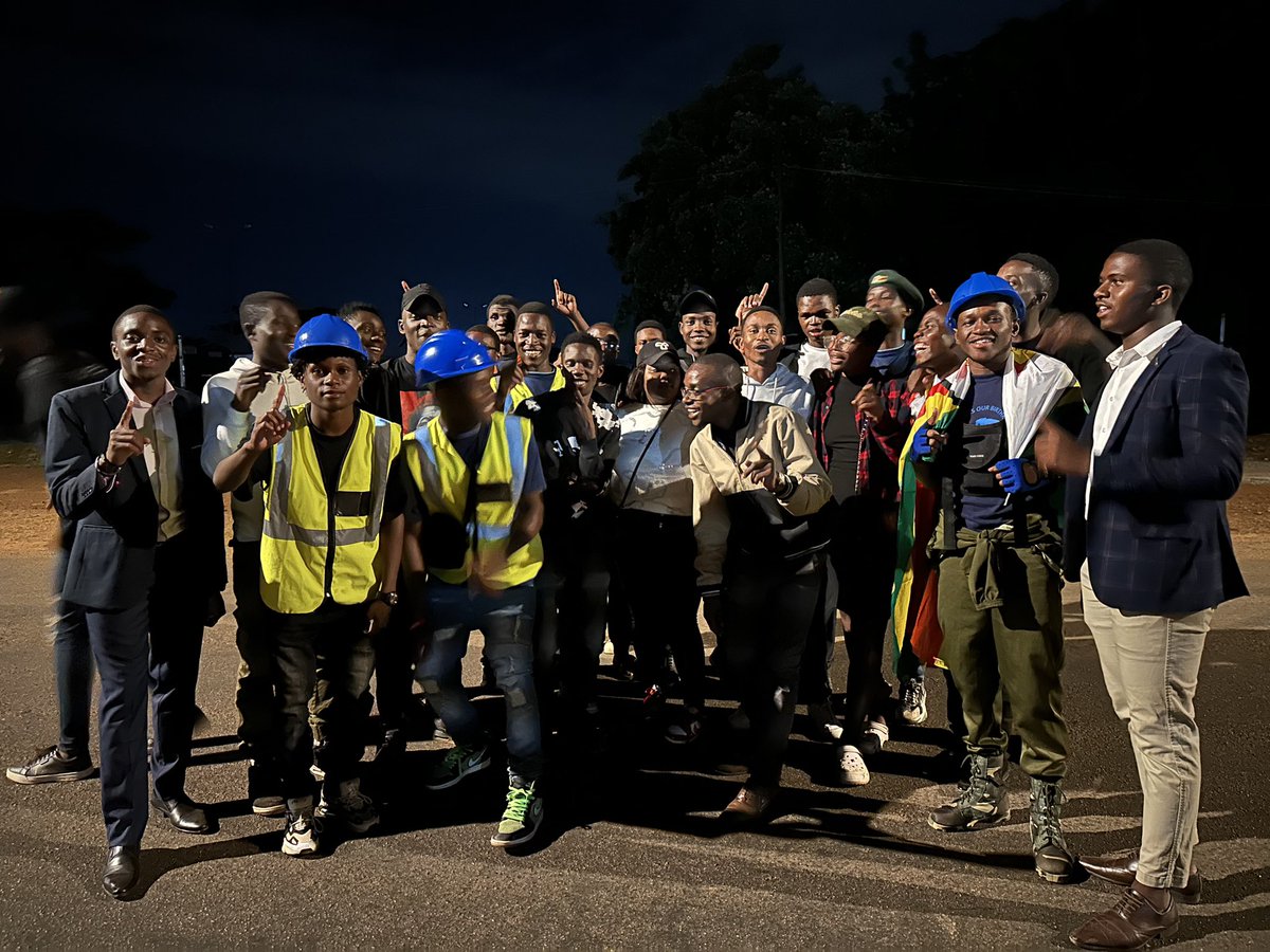 ZINASUCUT's tweet image. Solidarity knows no bounds! Members of ZINASU from Chinhoyi university showing their unwavering support for ZINASU HIT during the campaign for their election. Together, we stand strong for a brighter future! ✊🗳️ #OneZinasu #OneUnion @BorisCde @MidlandsZinasu @Zinasuzim