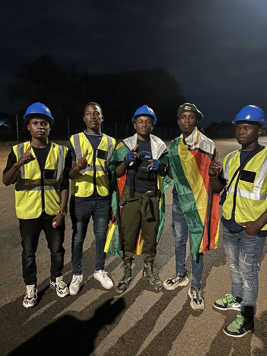 ZINASUCUT's tweet image. Solidarity knows no bounds! Members of ZINASU from Chinhoyi university showing their unwavering support for ZINASU HIT during the campaign for their election. Together, we stand strong for a brighter future! ✊🗳️ #OneZinasu #OneUnion @BorisCde @MidlandsZinasu @Zinasuzim