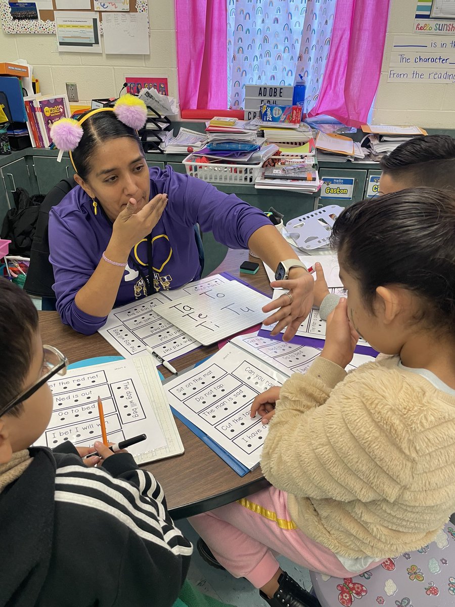 FieldsFalcons's tweet image. Our Falcons are working hard on their foundational reading skills in small group. Mrs. González is modeling how to make the /p/ sound during her reading block. #phonics #FieldsInspires #FoundationalSkills #smallgroup