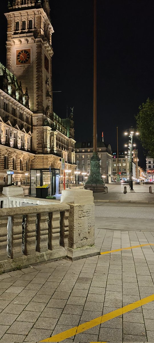 Ładny ten Hamburg o tej porze 🤔 

Funfact:
Nie pamiętaj jak się nazywał taki serial, gdzie były tramwaje jeżdżące na wysokości 3/4 piętra ale czuję się jak ta aktorka z niego spoglądając za okno 😅 🙈