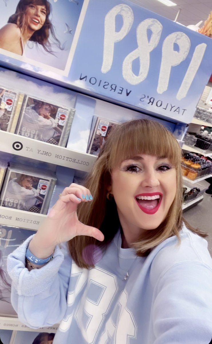 _13SwiftlikeTay's tweet image. ✨BY LISTENING TO &amp;amp; LOVING TAYLOR OVER THIS PAST DECADE!!!!!!!!!!!!! 💕😍🎉 #HowIShakeItOff ✨@taylornation13 #1989TaylorsVersion