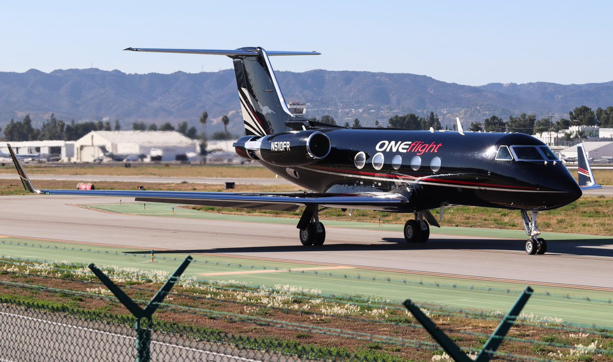 BranomJaeden's tweet photo. Oje of the older Gulfstream still in operation, #N510FR taxiing for takeoff to Teterboro at Van Nuys earlier. Copilot giving me a thumbs up after I DM’d them on Instagram I’d be spotting 🤙
•
•
•
📍- Van Nuys Airport | 11/2/23 | #Gulfstream #GLF3 #Aviation https://t.co/f0DuktF4pm