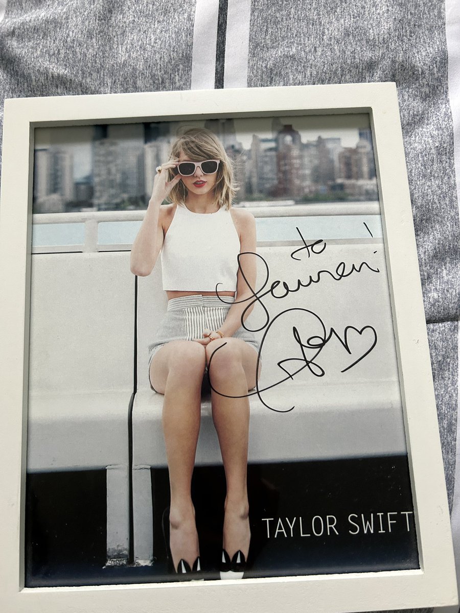 tolaurate_it's tweet image. tbh….. i will always shake it off with the anti-hero 🤷‍♀️😆🩵💃#HowIShakeItOff  @taylornation13