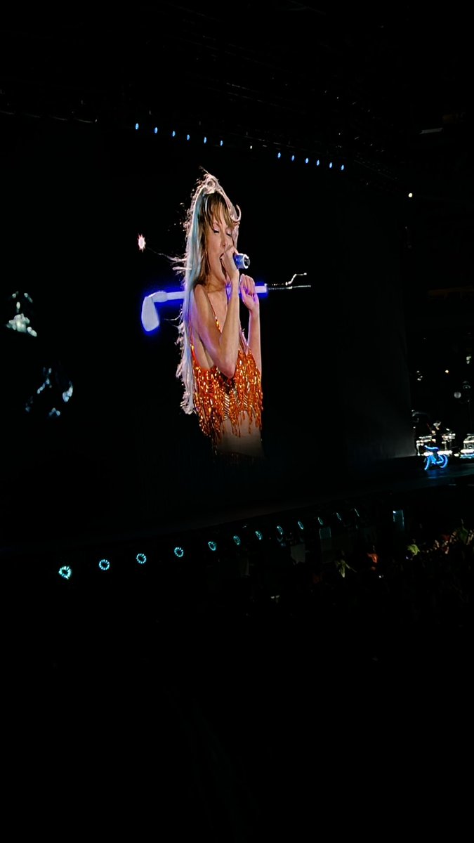 tolaurate_it's tweet image. tbh….. i will always shake it off with the anti-hero 🤷‍♀️😆🩵💃#HowIShakeItOff  @taylornation13