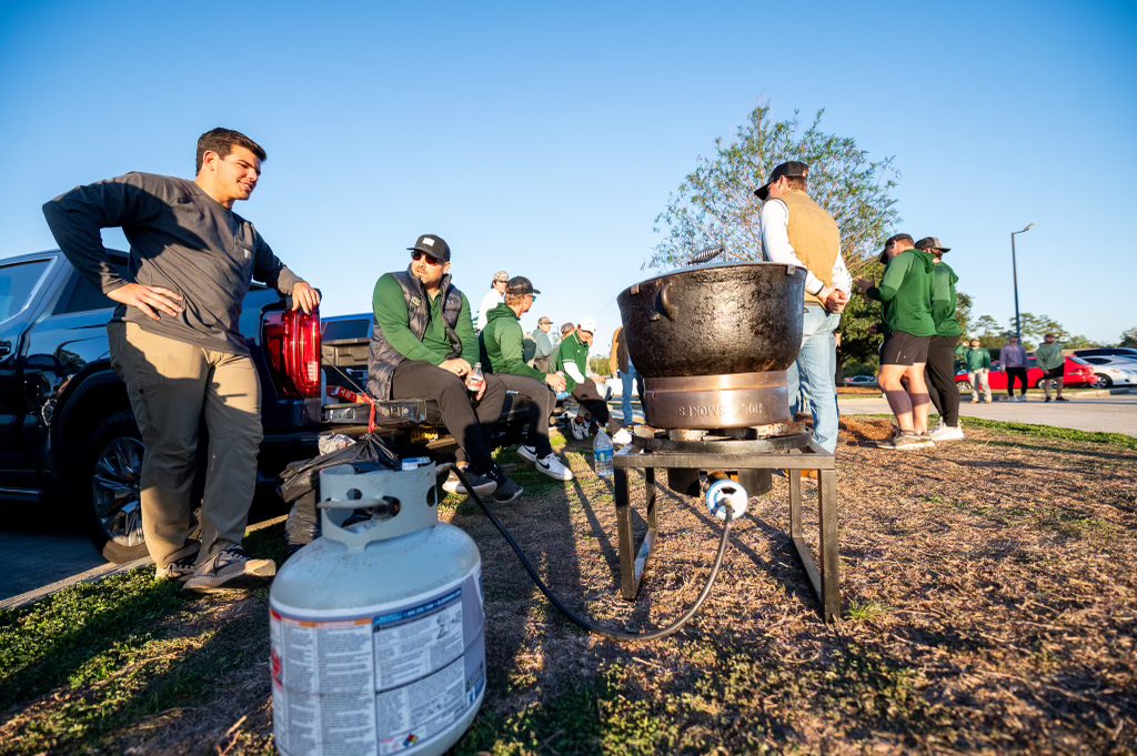 Tailgating before the <a href="/LionUpVB/">Southeastern Volleyball</a> match. #LionUp like us and get to the Pride Roofing University Center for tonight’s huge <a href="/SouthlandSports/">Southland Conference</a> matchup. 

#LionUpOrLeave
