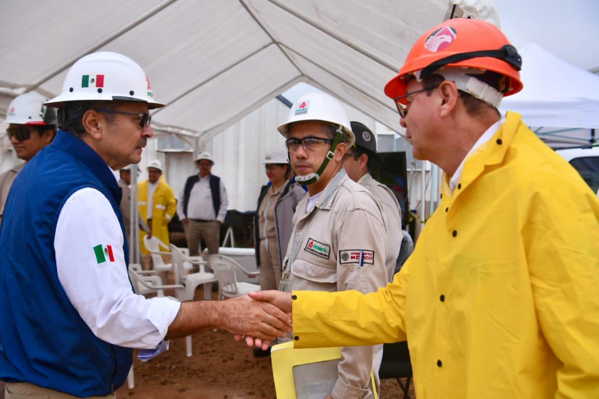xevtfm's tweet photo. 📸 El Director General de @Pemex, @OctavioRomero_O, también visitó en Jalpa de Méndez la localización del pozo #Cibix 401 EXP, para supervisar los avances en el desarrollo del campo terciario Cibix y en la perforación los pozos Cibix-2 y Cibix-4 https://t.co/8Axjixrafa