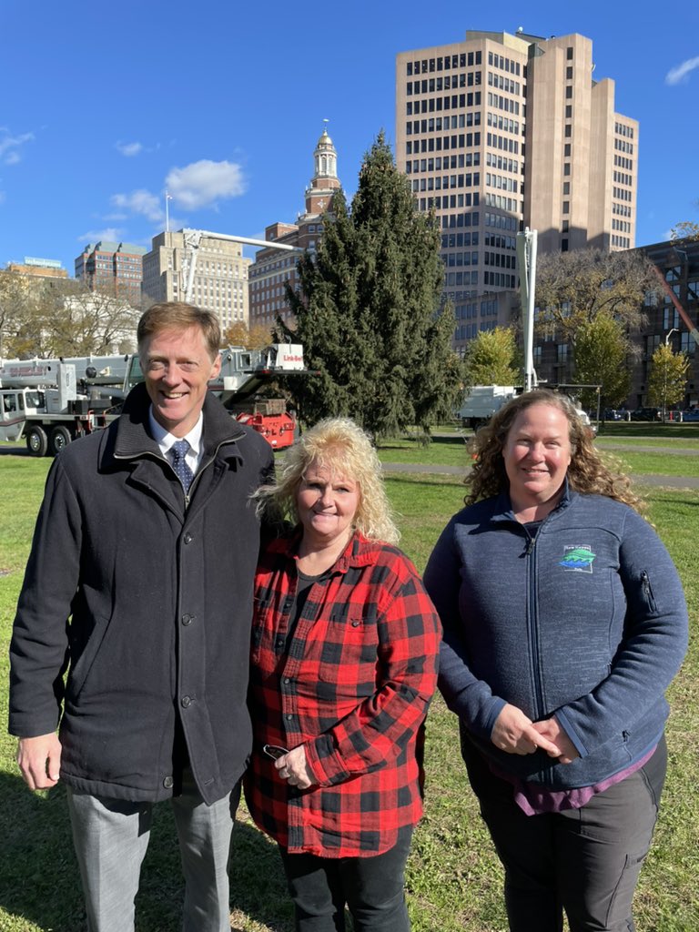MayorElicker's tweet photo. 🎄The #NewHaven Christmas tree arrived on the New Haven Green today and it’s a beauty! 🎄

This 50’ Norwegian Spruce was donated by Kelly Drapeau &amp; her family who decorated it every year in front of their house until it got too tall for them to put the lights on any longer. 1/ https://t.co/pErqXHJh97
