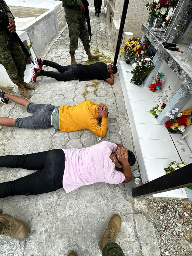 ecuainformado's tweet photo. #Manabi 
En los interiores del cementerio de Bahía de Caraquez se dio la captura por parte de las fuerzas armadas a varios venezolanos quienes cargaban armas de fuego y municiones. https://t.co/piUOkyvha9