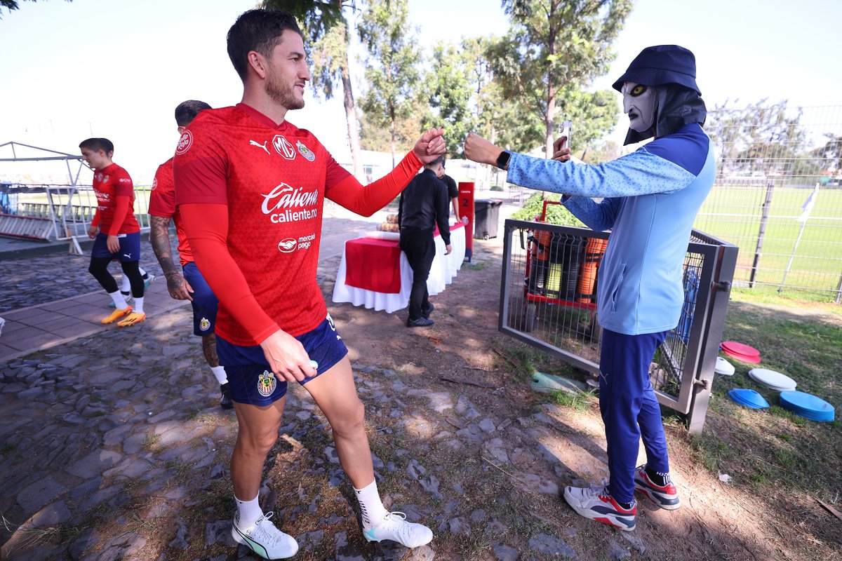 🤜 Unidos hasta para venir disfrazados 🤛 🔴⚪️ Nuestros Rojiblancos llegaron con tremenda facha para el entrenamiento de hoy 😮‍💨 👻🎃 ¿Mejores que mi disfraz de la monjita? 👀