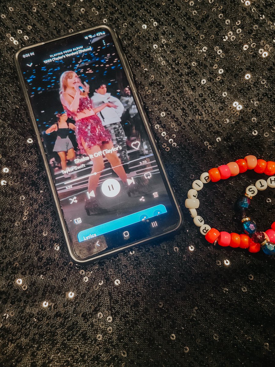 LindsayCavelle's tweet image. #HowIShakeItOff getting my outfit ready for #TSTheErasTour 
@taylornation13 💙🫶