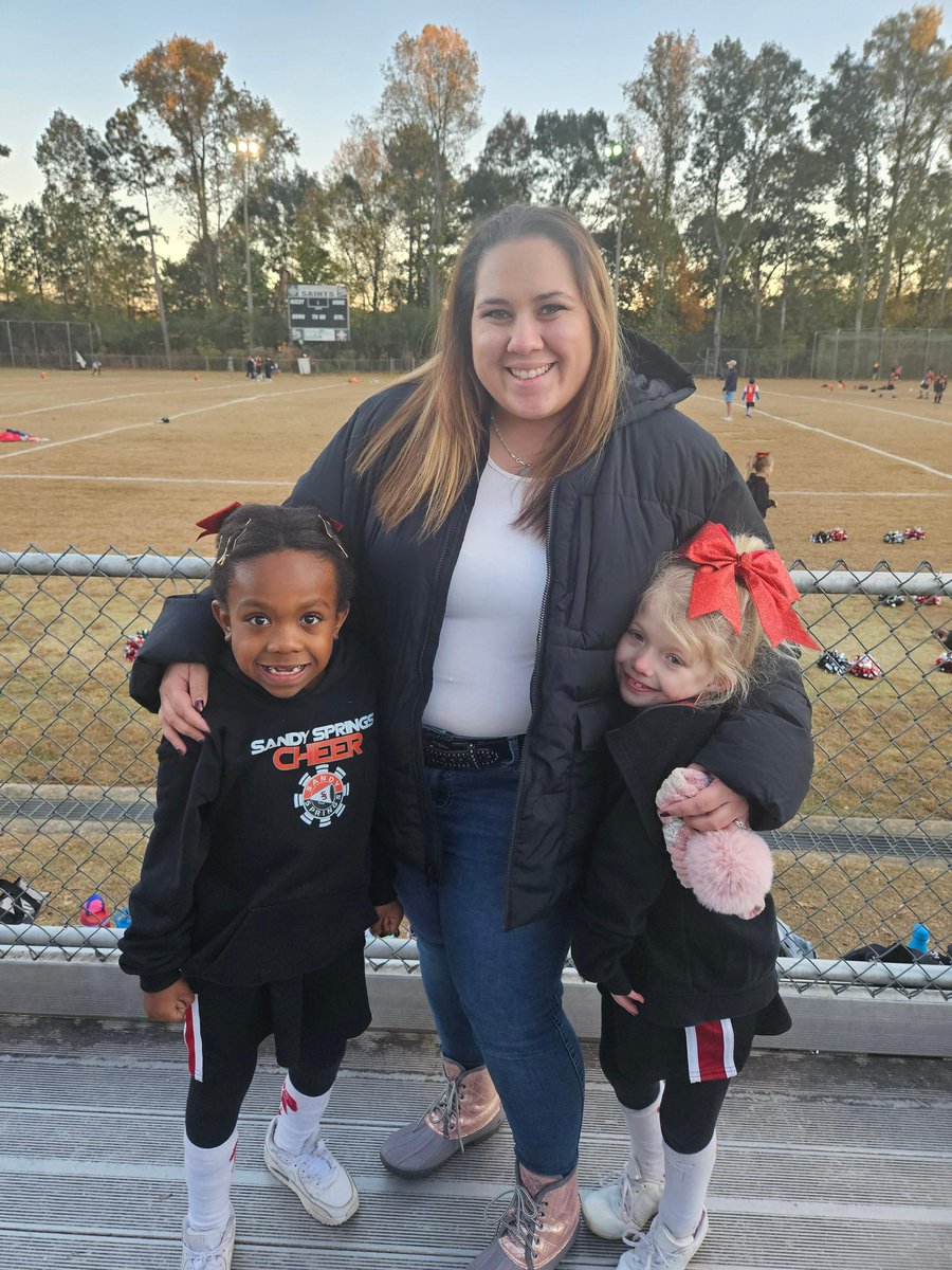 Freezing night but I love supporting my <a href="/DunwoodySprings/">DunwoodySpringsElem</a> kiddos at their games. Cheering for my cheerleaders !!!