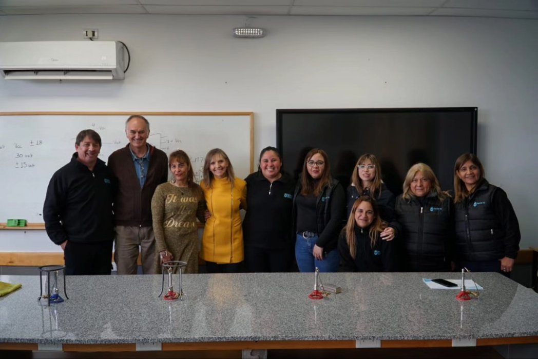 CarlinKoopmann's tweet photo. Junto con los Directivos de la #EPET N°15 y a la Secretaria de Gobierno @MariaBelenArag1, pudimos concretar el primer curso destinado a los alumnos que ya cuentan con la edad para adquirir su primer licencia de conducir https://t.co/2CtbgTN7il