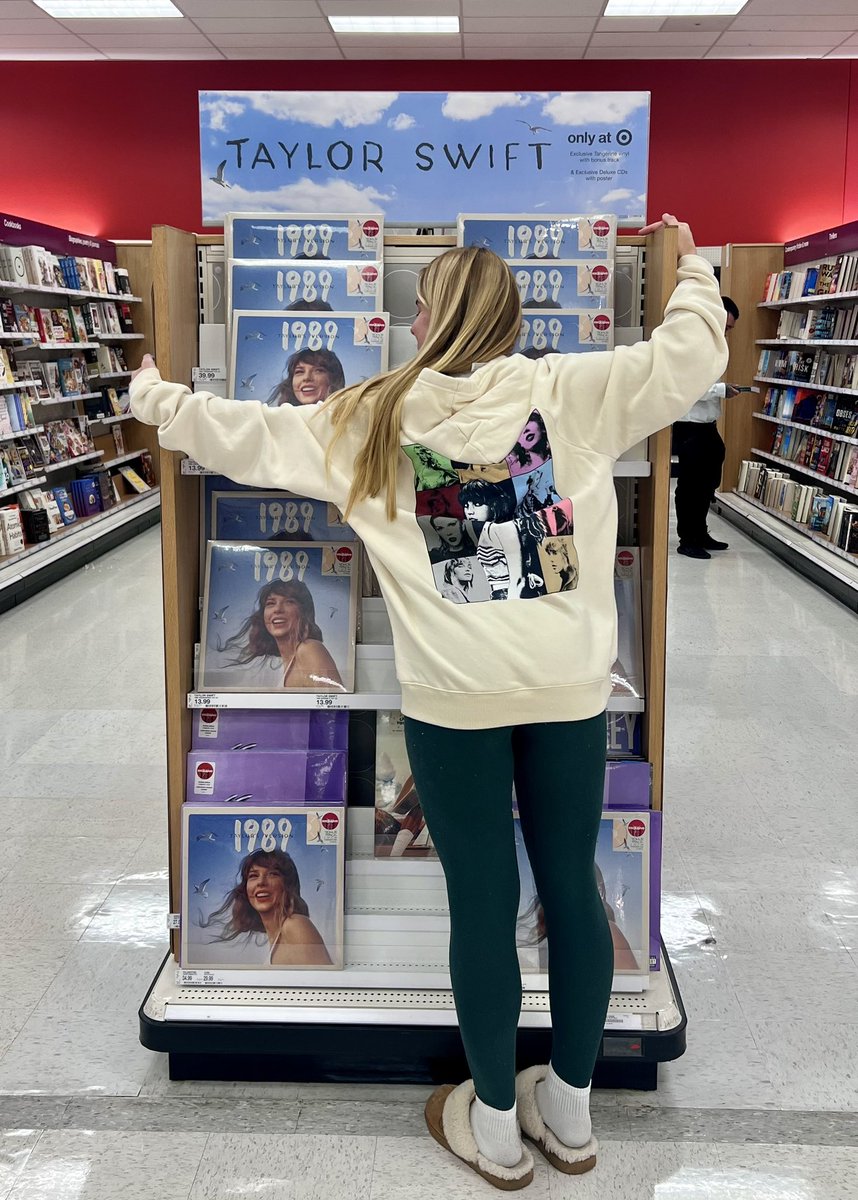 iheartswift_'s tweet image. I shake it off by never missing a beat to hug tay on late night ice cream runs 🫶🏼 #HowIShakeItOff #1989TaylorsVersion