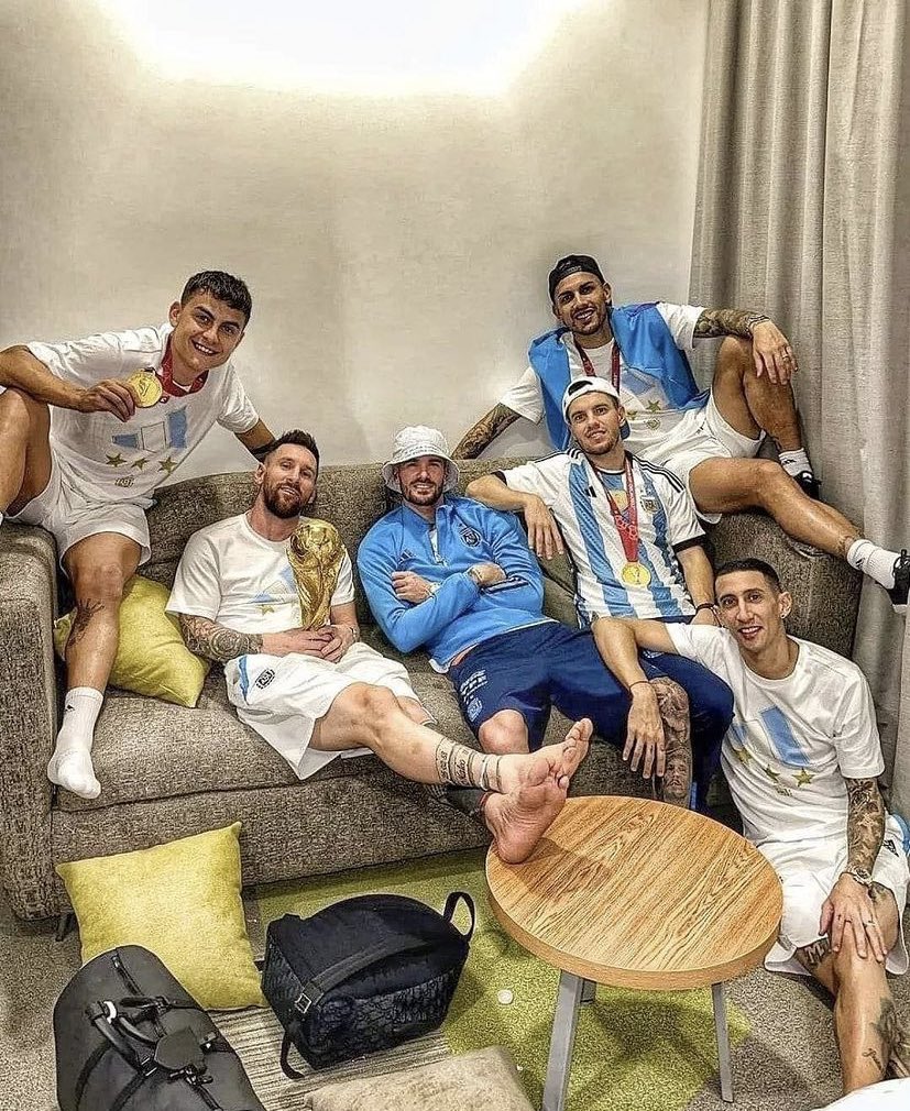 trsports_'s tweet photo. Los pibitos en el sillón luego de ganar la Copa del Mundo. 

Fotón. 🇦🇷🚬 https://t.co/t6kgAEyJwD