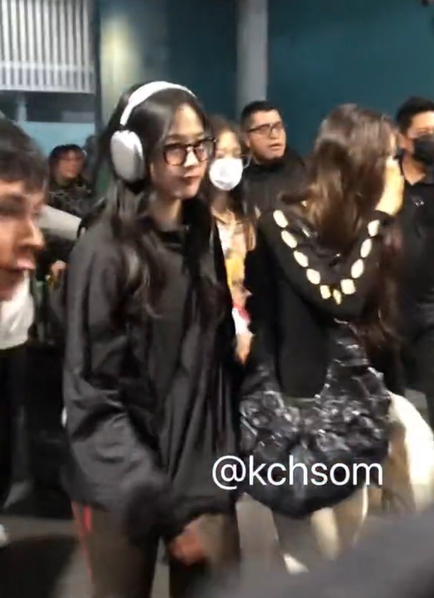 Kim Minji with glasses 231022 🇲🇽 #뉴진스 #NewJeans #민지 #Minji