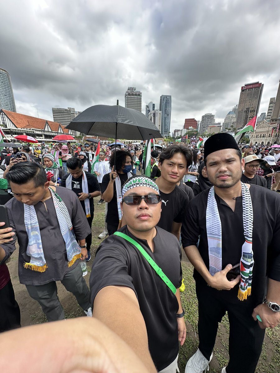 Azfarheri's tweet photo. We are here ! FREE PALESTINE !!! From the river to the sea, Palestine will be free #FreePalestine 🇲🇾🇵🇸 https://t.co/8jm1282yih