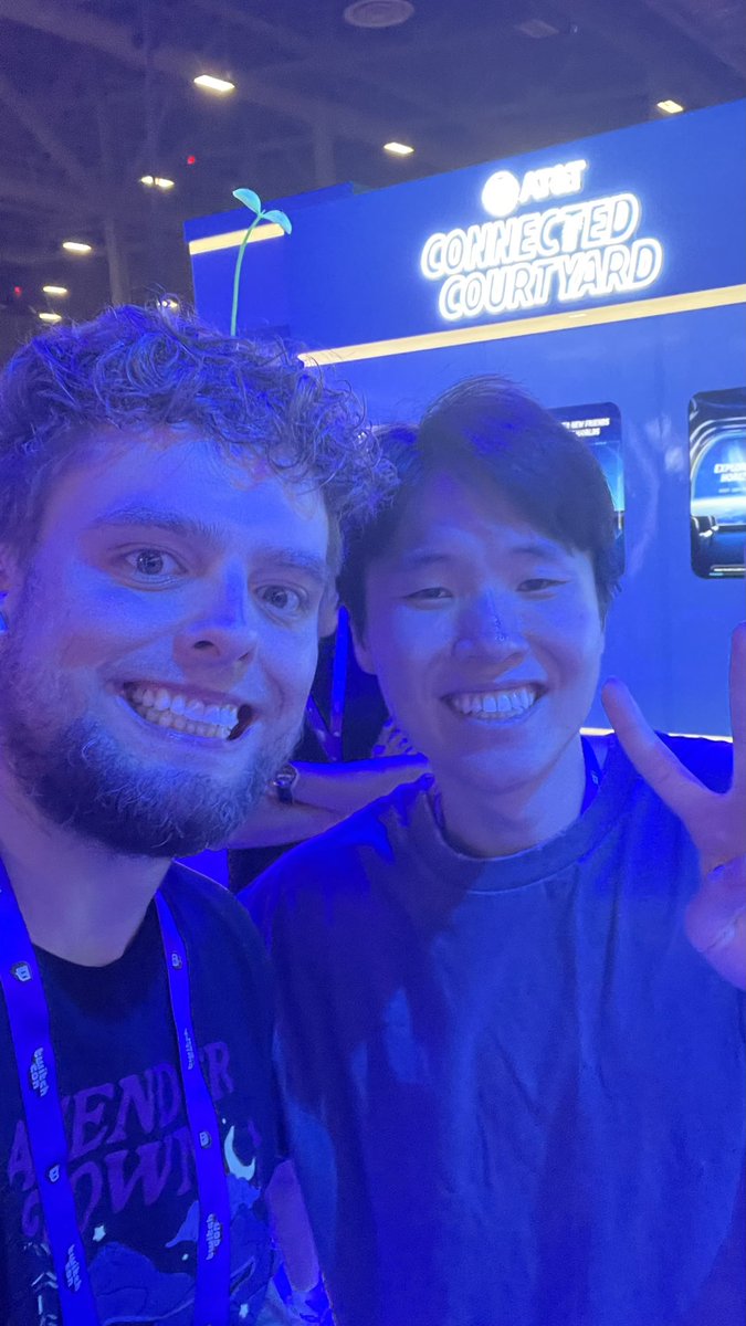 SlashBDS's tweet photo. Casually hanging at #TwitchConVegas I see @DisguisedToast leaving the AT&amp;T booth and was able to snap a quick selfie before he went do his thing 😊
What a great overall experience today! https://t.co/eN1qGDFiGb
