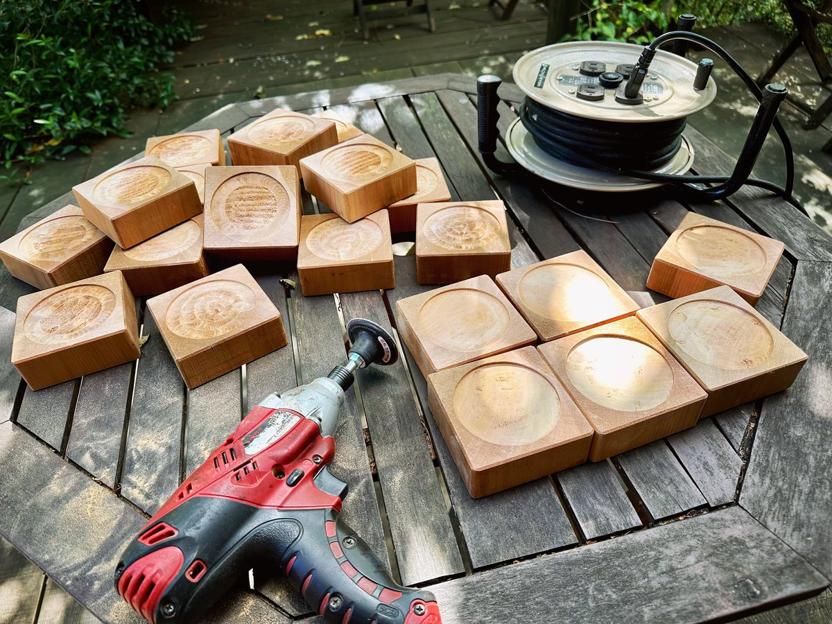 karakarakobo's tweet image. 日曜日は予約ないこと多いし天気良いから☀️デッキでカラカラNo.５のキャンドルホルダー作り。

#no5 #candleholder #handmadecandle #akarirousoku #karakarakobo