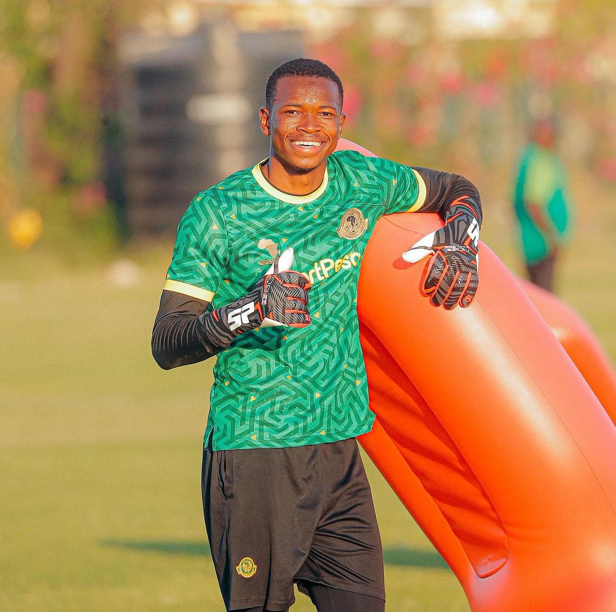 Mwanaume mpambanaji asiyekata tamaa
siku zote akitoboa kimafanikio kipaumbele
 chake cha kwanza ni familia yake na sio kuwavutia watu wengine.🔰