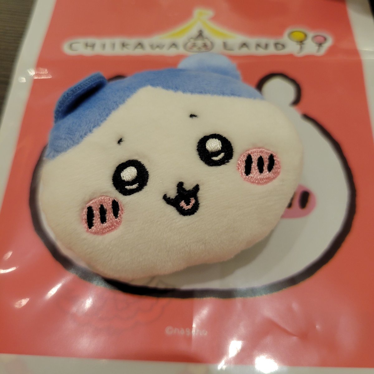 aroksnowman's tweet photo. ちいかわ 超まじかるノベルティバッジ
交換募集

譲 ハチワレ
求 モモンガ　画像のハチワレ

今東京駅らんど近くにいます！
現地交換優先でお願いします🙇‍♀️ https://t.co/ruKndI2VEM