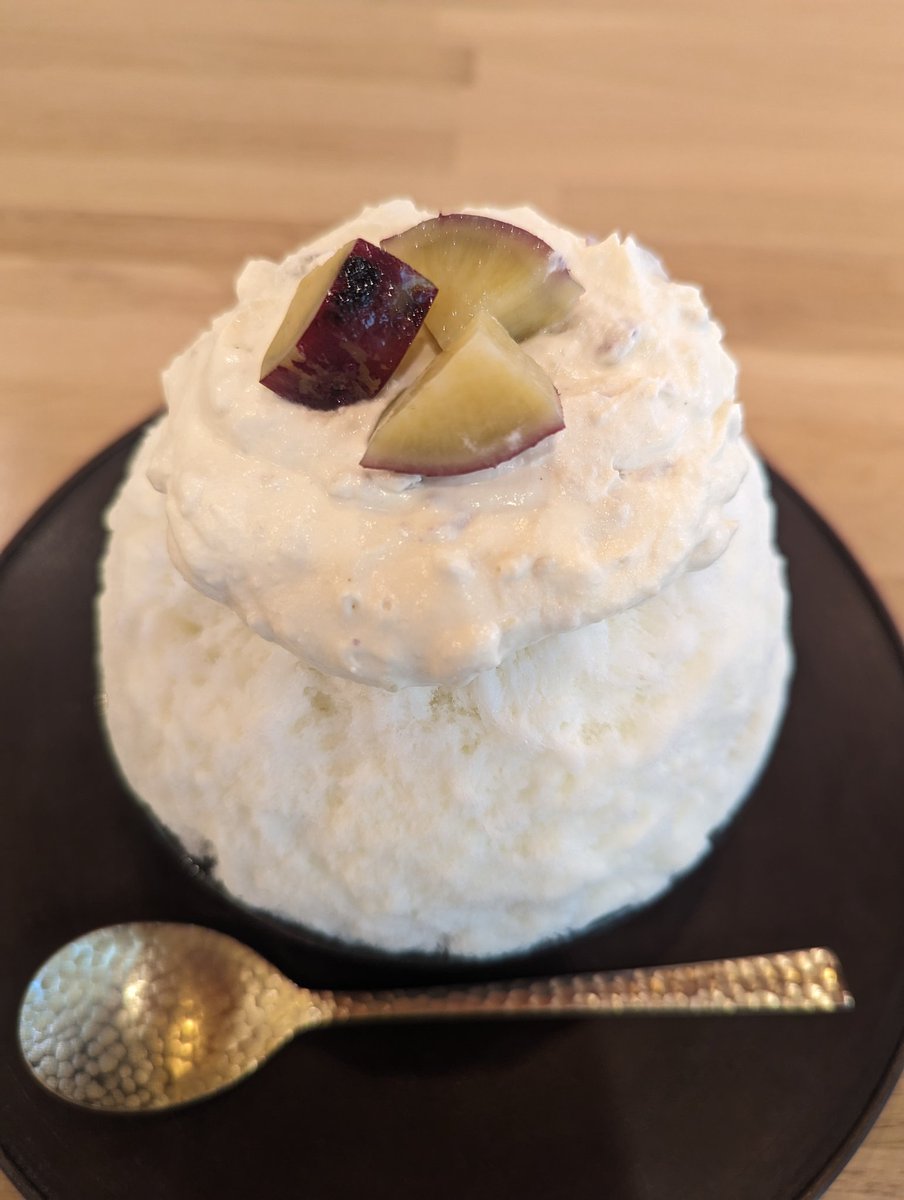 尾山台の八家さんにて「意外なさつまいも」
優しいさつまいもクリーム、食べ進めるとピリッと黒糖新生姜に紹興酒？意外すぎるおいしさ。他にはないさつまいも氷が食べられる。
さつまいもクリームを残しておいてクセ強エリアと合わせるとさらに美味しい。
#かきゴオリ八家