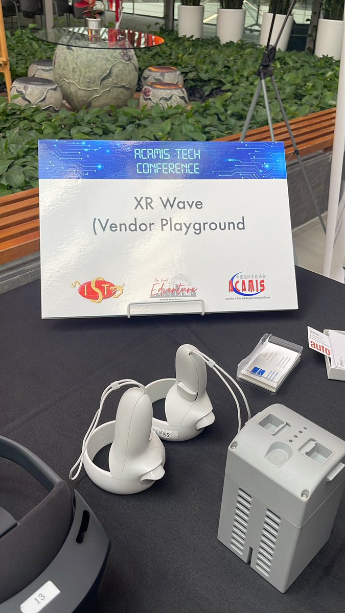 silkjay's tweet image. Absolutely loving these Robo dogs #ACAMISTech playground.