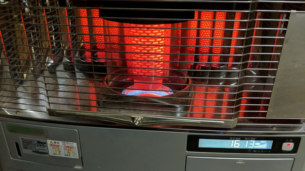 7_kumasan's tweet photo. あまりの寒さに負けて…とうとうストーブに点火🔥してしまった💦

#北海道 https://t.co/boexan8lgA
