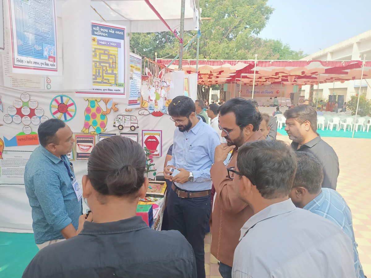 SchoolBakrol's tweet photo. જિલ્લા કક્ષા ઇનોવેશન ફ્રેસ્ટિવલ ના બીજા દિવસે હાલોલ તાલુકાના પ્રાંત ઓફ���સર સાહેબ શ્રી મયુરભાઈ તેમજ ડાયટ પંચમહાલ ડી. આઈ. સી કૉ. ઑ. શ્રી ભુપેન્દ્રભાઈ સોલંકી સાહેબશ્રીની  સ્ટોલ ની મુલાકાત.@mayur_GAS https://t.co/04E19UNFM2