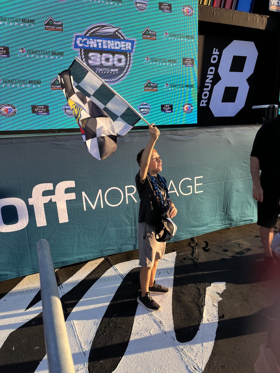 RacingLady88's tweet photo. ⁦@sam_mayer_⁩ I love it when you give the checker flag to a child!! You made his day and a life long fan I’m sure he was so excited👏👏👏 ⁦@DaleJr⁩ https://t.co/tpwZrGBWqD
