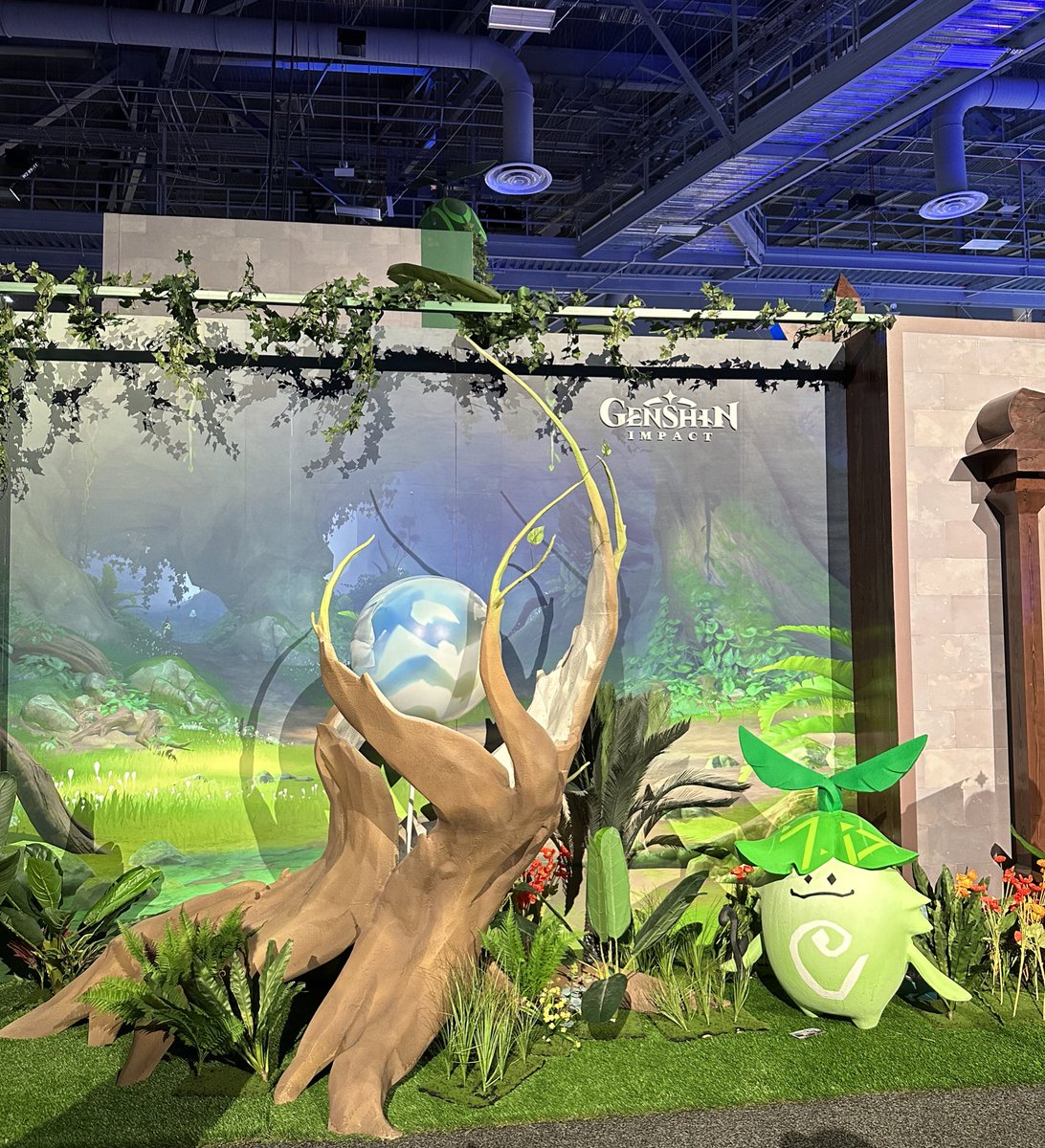 xFlyy_'s tweet photo. visiting yet another genshin booth but at twitchcon this time #genshinastracarnival https://t.co/LibhJa7yfY
