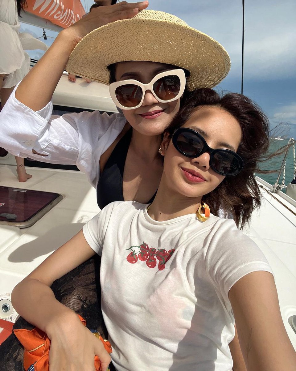 blackpinkbabo's tweet photo. LISA AND HER MOM 🥺💛 https://t.co/GzHfApmQnh