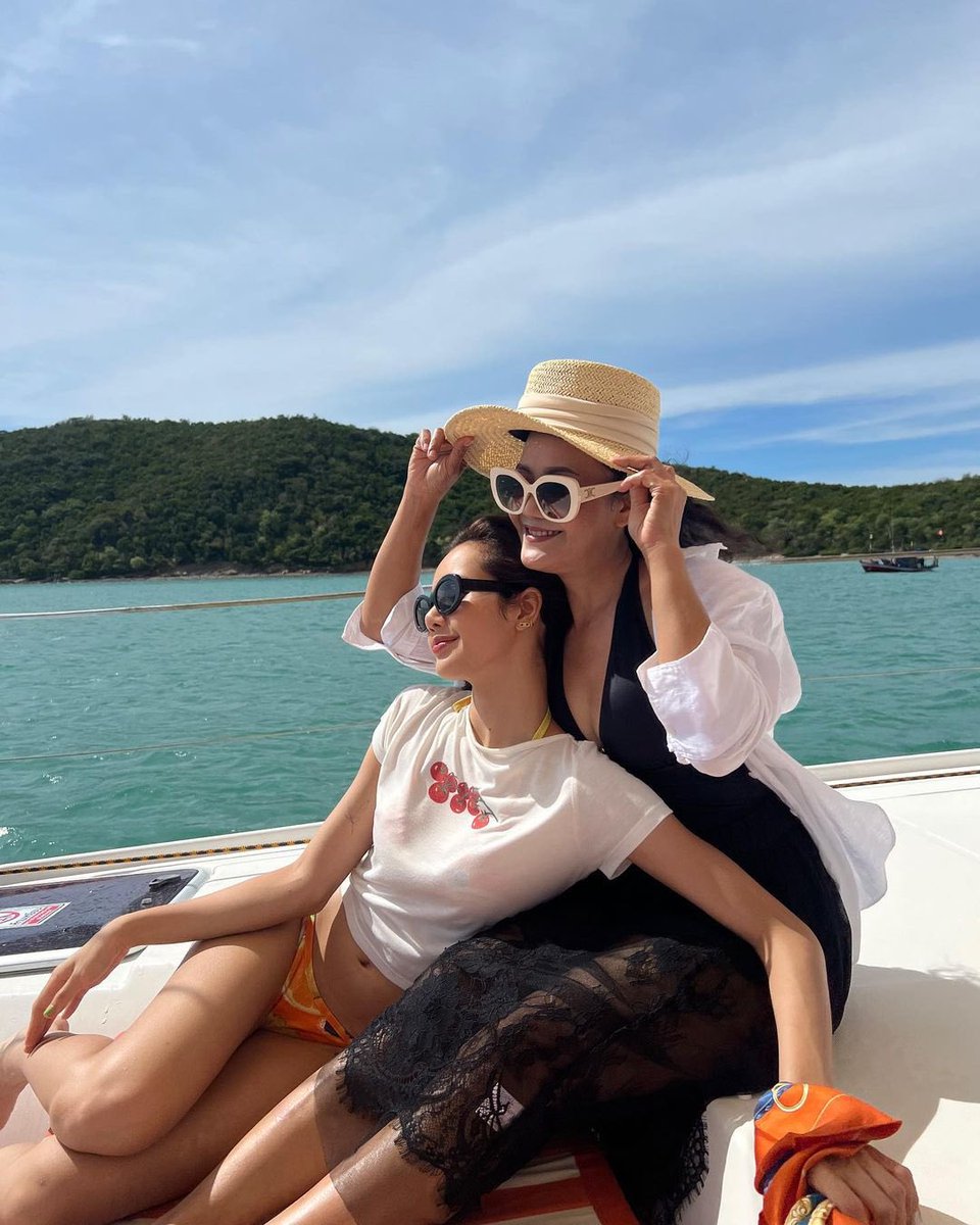 blackpinkbabo's tweet photo. LISA AND HER MOM 🥺💛 https://t.co/GzHfApmQnh