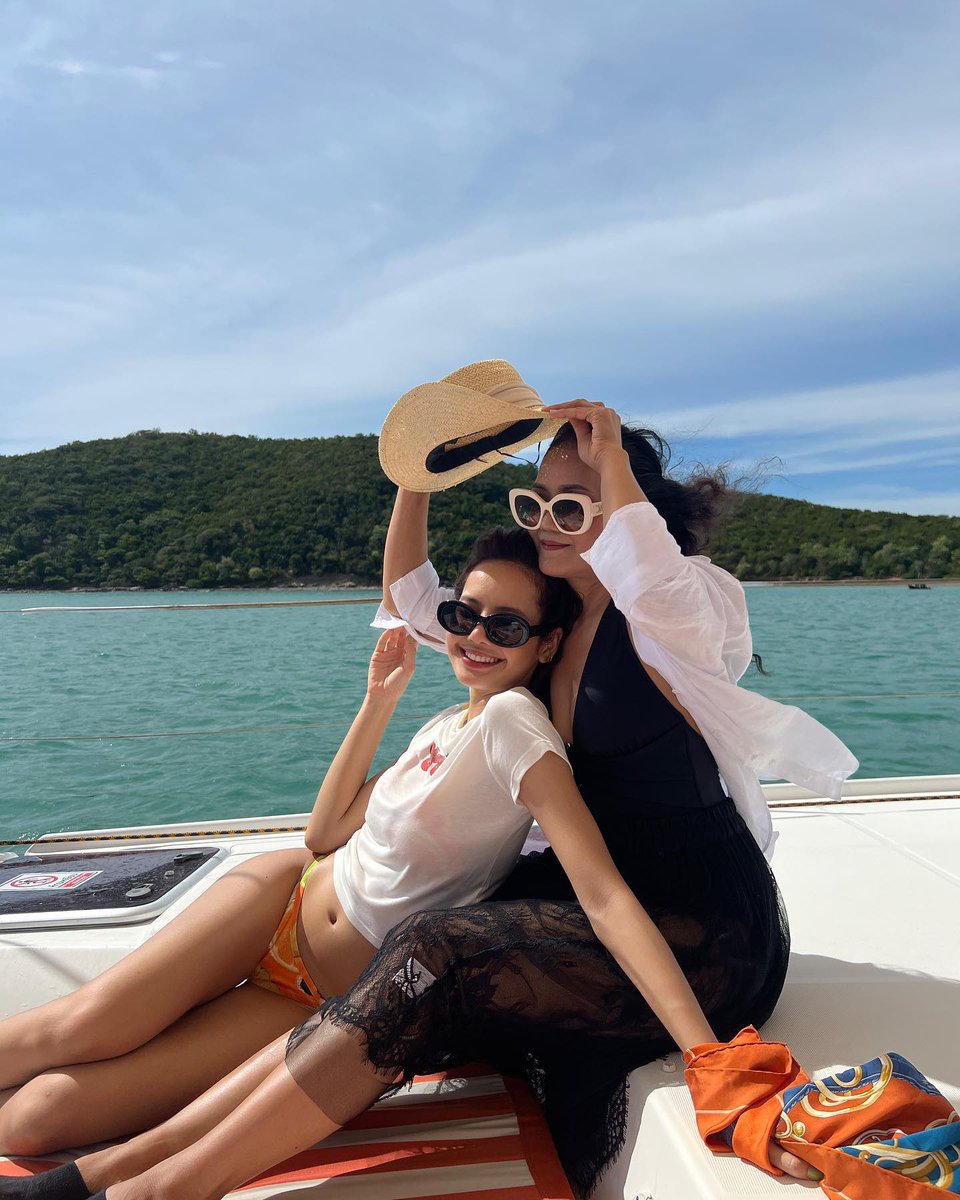 LaliceUpdates's tweet photo. 👯‍♀️👩‍👧🌊🛥

#블랙핑크리사 블랙핑크 리사
#리사 #LALISA #LISA https://t.co/9IORpWUwBJ