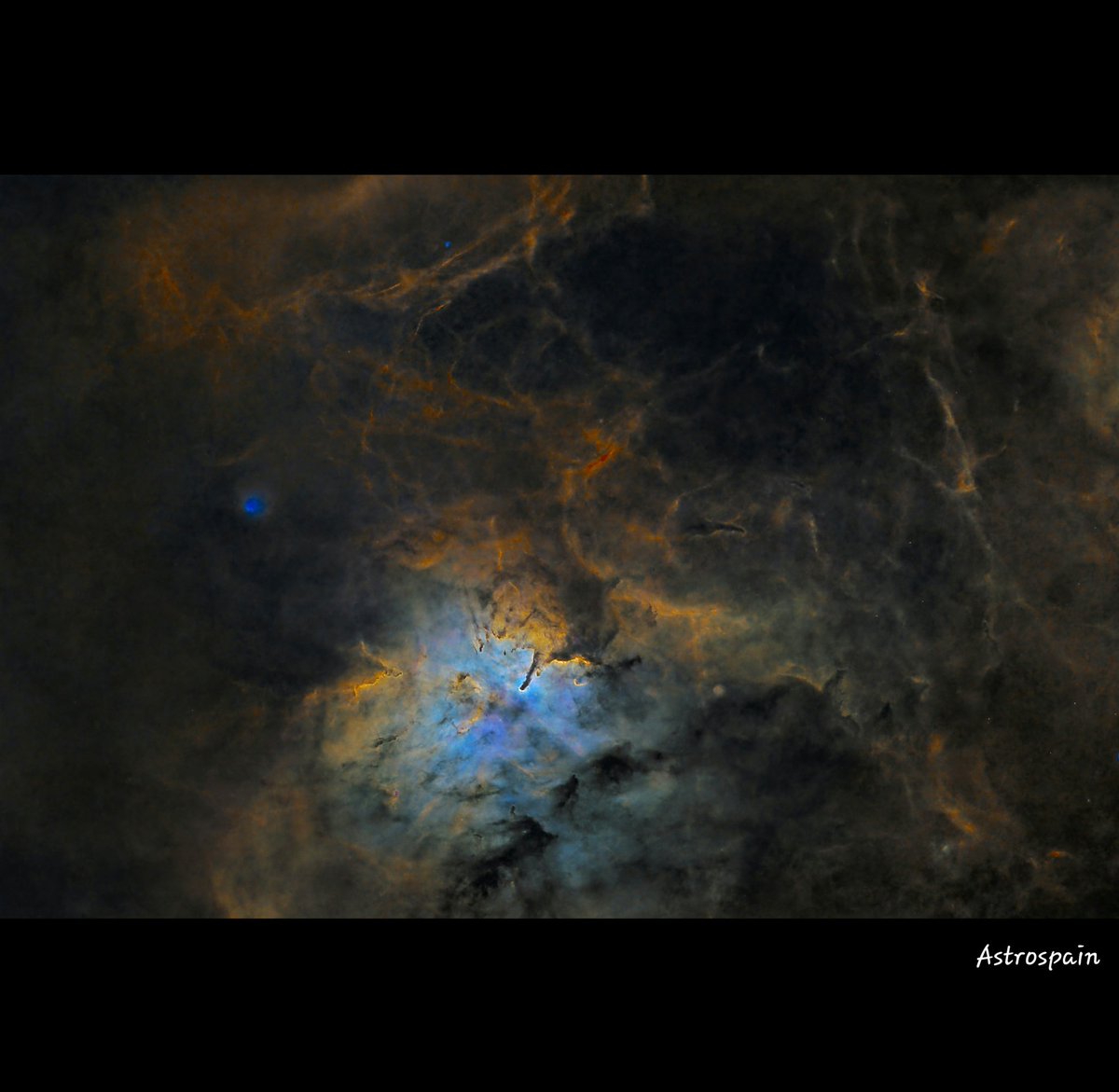 spainastro's tweet photo. Ngc 6820 

Una débil nebulosa de emisión con una extraña profusión que hace que se la conozca como nebulosa del palito

Siguiendo con mi colección de objetos SHO en banda estrecha https://t.co/fDeCGNWfxv