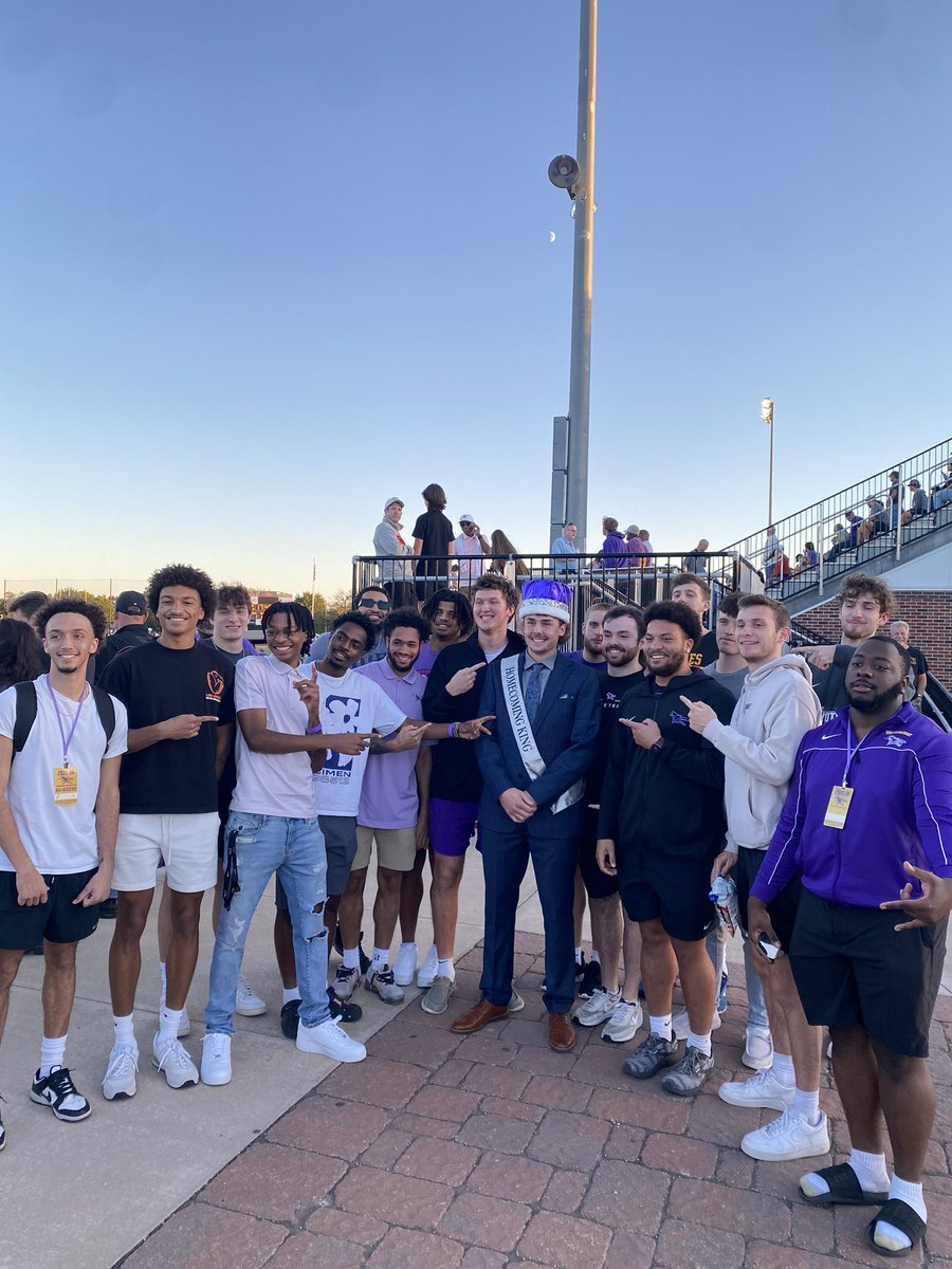 Homecoming king Easton Hunter!!

What doesn’t he do?🐺🤘🏽