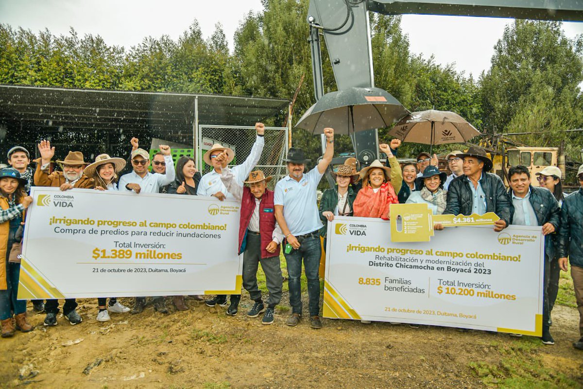 MinAgricultura's tweet photo. #EnImágenes 📸 quedaron registrados los rostros de felicidad y esperanza de algunas de las 9 mil familias campesinas 👩‍🌾👨‍🌾 del distrito de Usochicamocha, en Boyacá, luego de la entrega de maquinaria, créditos y tierras para sus proyectos productivos. https://t.co/TBROPewCml
