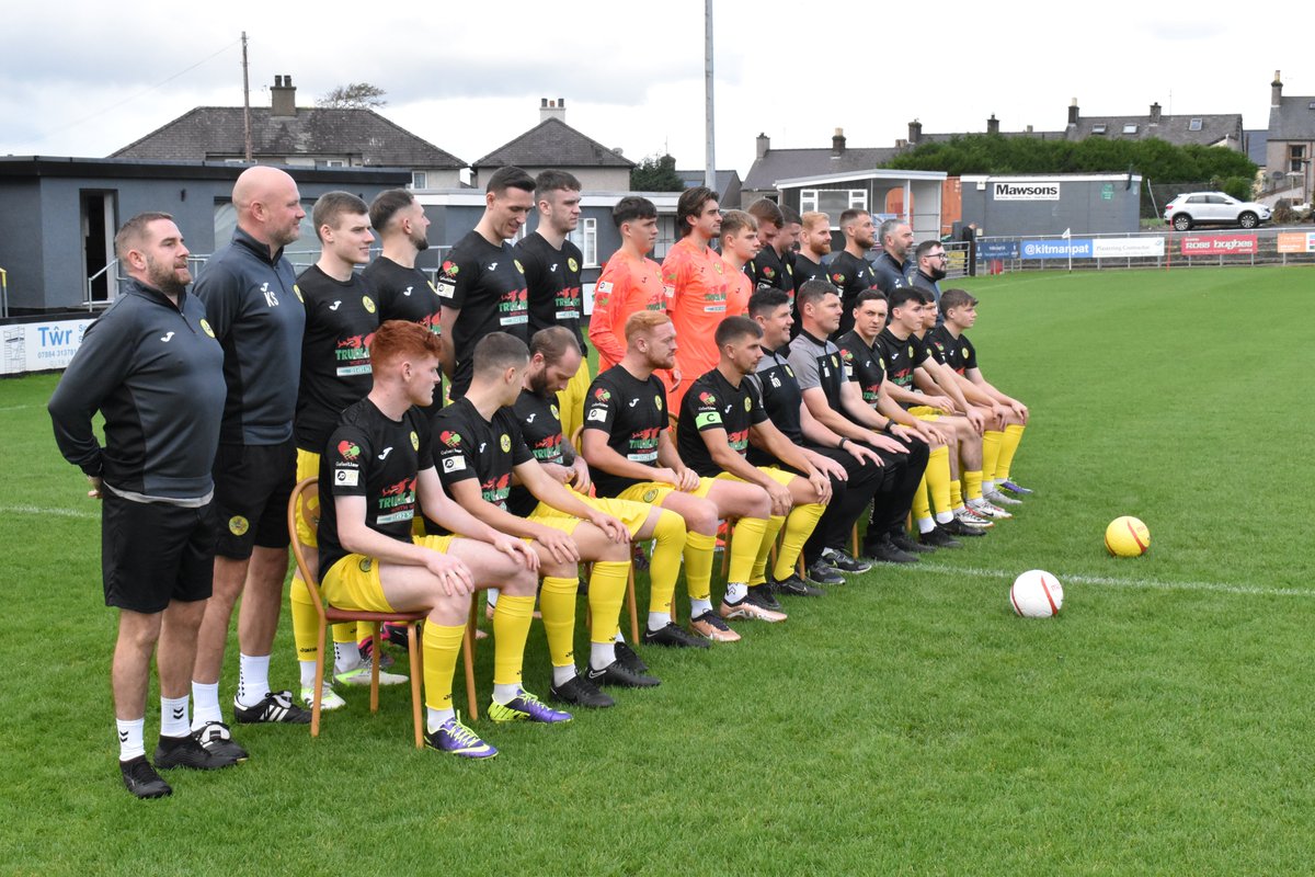 CaernarfonTown's tweet photo. Photoshoot yn yr Oval heddiw hefo @AceyMedia Edrych ymlaen i gweld y lluniau.... https://t.co/54kAbGU9eN