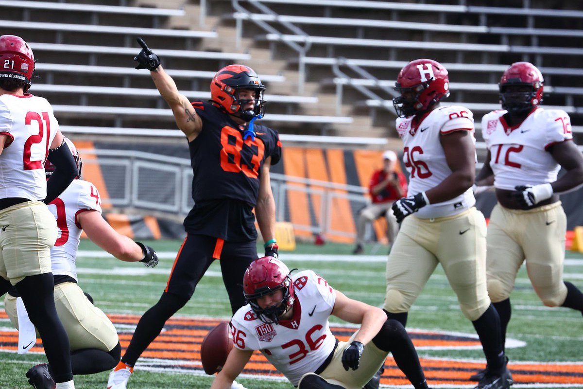 PrincetonFTBL's tweet photo. 📸s from today’s great win over Harvard!

#JUICE 🍊🥤| #BackToTheBest https://t.co/ezwTtT6TeQ
