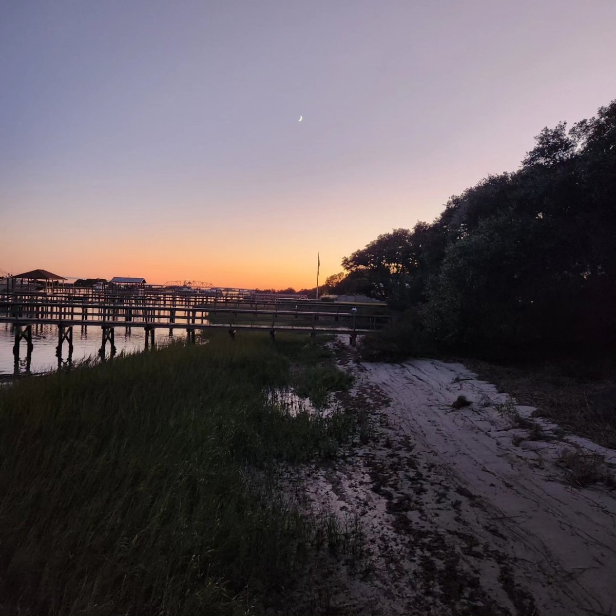 Beautiful sunset
#icw #waterway #sunset #moon #docklife #beautiful #waterwaylife #checkitout