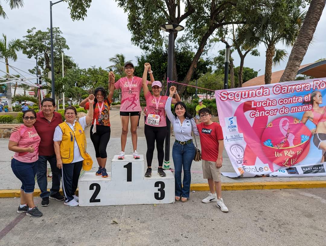 BrianMijangos86's tweet photo. En el marco del mes rosa, mi esposa @sianason fue invitada a premiar a las ganadoras de la 2da Carrera por la Lucha Contra el Cáncer de Mama, organizada por el "Grupo Un Reto por la Vida".

#SalinaCruzEstaParaCosasGrandes https://t.co/GXRu989sOt
