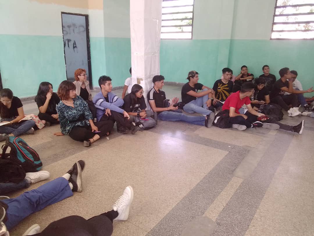 ceuneartelara's tweet photo. ASI ESTAMOS HOY: SIN SILLAS. EDUCACIÓN POR EL SUELO. Estudiantes de Unearte Barquisimeto: Casa de la Creatividad resiliente. RESPUESTAS?

@CulturasUnearte
@ignaciobarreto
@mppeduniv
@sandraoblitasr
@VillegasPoljak
@minculturave
@delcyrodriguezv
@NicolasMaduro
@AdolfoP_Oficial https://t.co/4tmjAgJPot