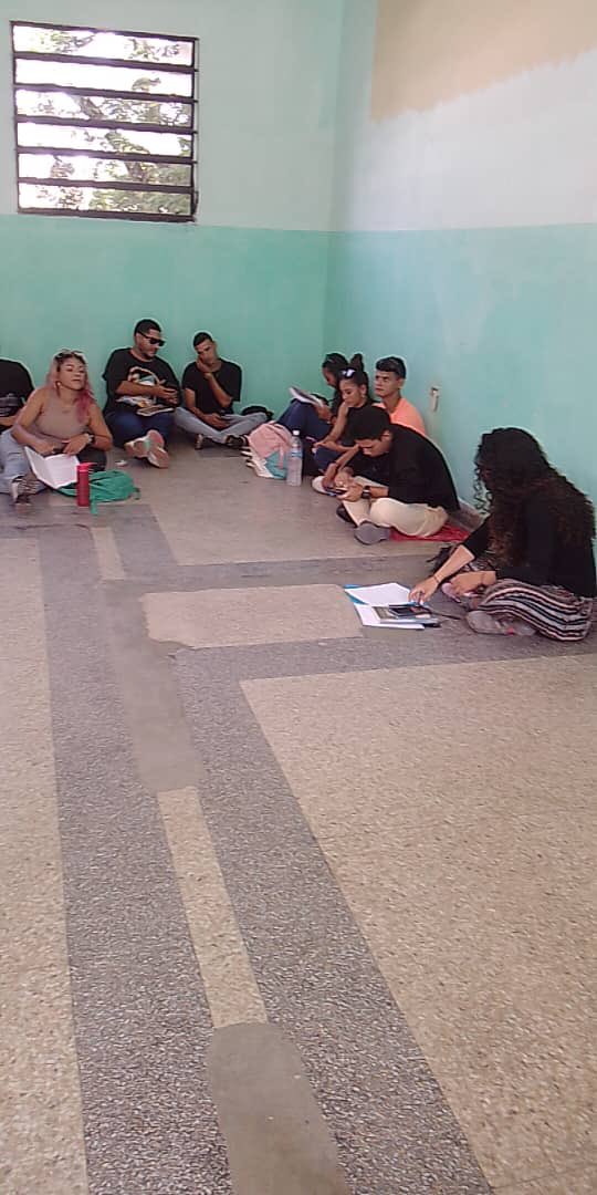 ceuneartelara's tweet photo. ASI ESTAMOS HOY: SIN SILLAS. EDUCACIÓN POR EL SUELO. Estudiantes de Unearte Barquisimeto: Casa de la Creatividad resiliente. RESPUESTAS?

@CulturasUnearte
@ignaciobarreto
@mppeduniv
@sandraoblitasr
@VillegasPoljak
@minculturave
@delcyrodriguezv
@NicolasMaduro
@AdolfoP_Oficial https://t.co/4tmjAgJPot