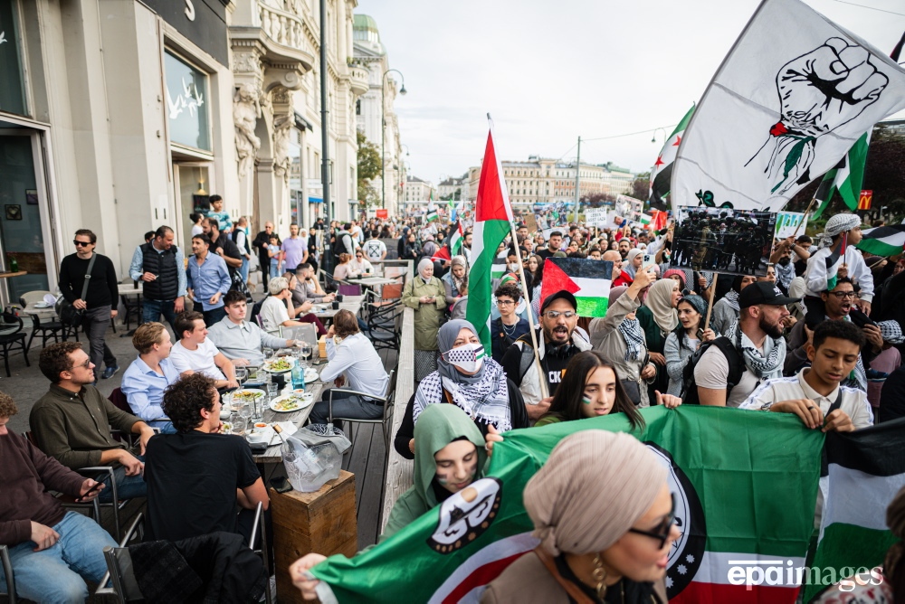 People participate in a Pro-Palestinians demonstration in Vienna, Austria, 21 October 2023. 📸 EPA / Christian Bruna #israel #gaza #conflict #israelpalestineconflict #epaimages