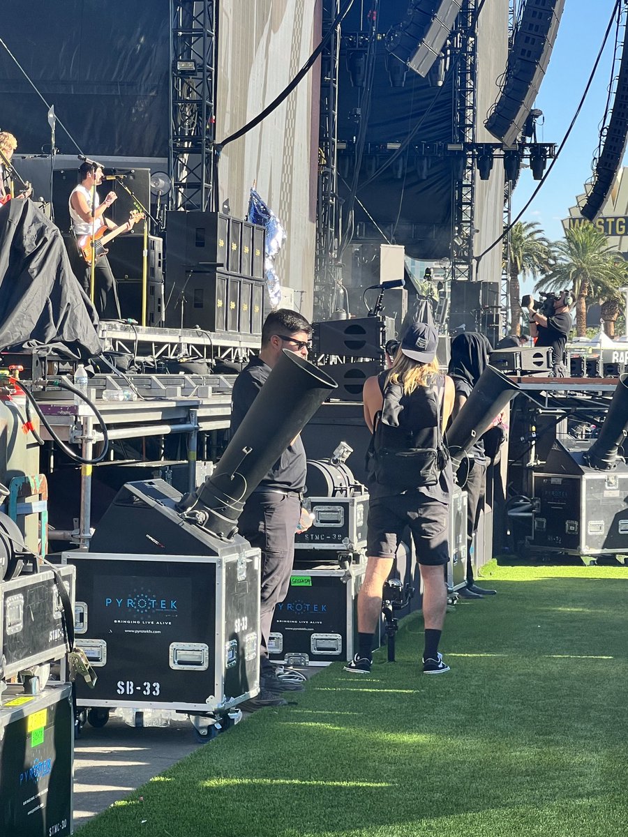 chicklitter's tweet photo. Best band photographer on the planet, IMO. #WWWY ⁦@RyanMFleming⁩ ⁦@5SOS⁩ https://t.co/R11OceSYgD