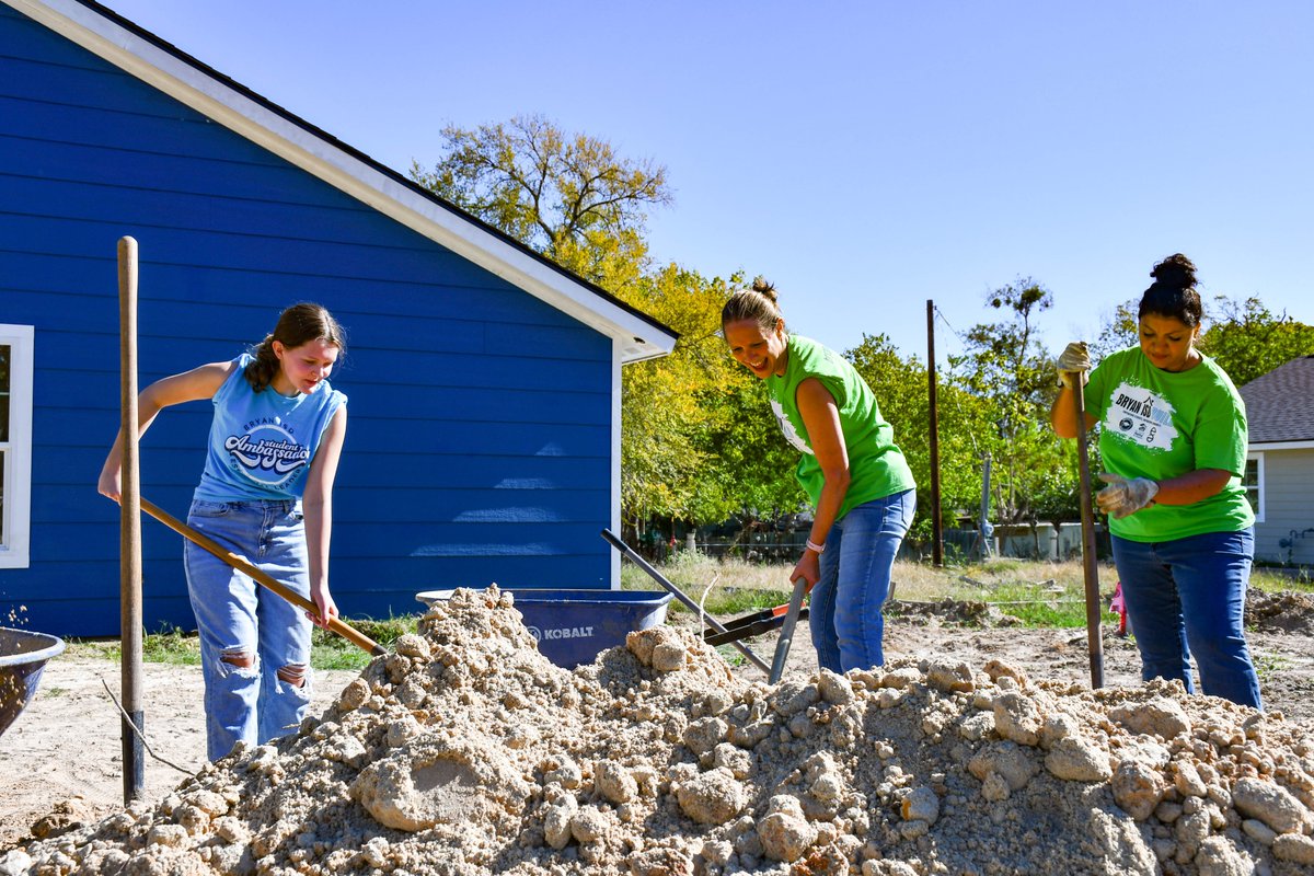 BryanISD's tweet photo. On Friday, during their Fall Break, the #BryanHighSchool #StudentAmbassadors & their sponsors spent the day working at the https://t.co/ywYwZVhKis house! We love seeing how involved our students have been in this project, which is a partnership with @habitatbcs!
#BryanProud https://t.co/u66HSha3AG
