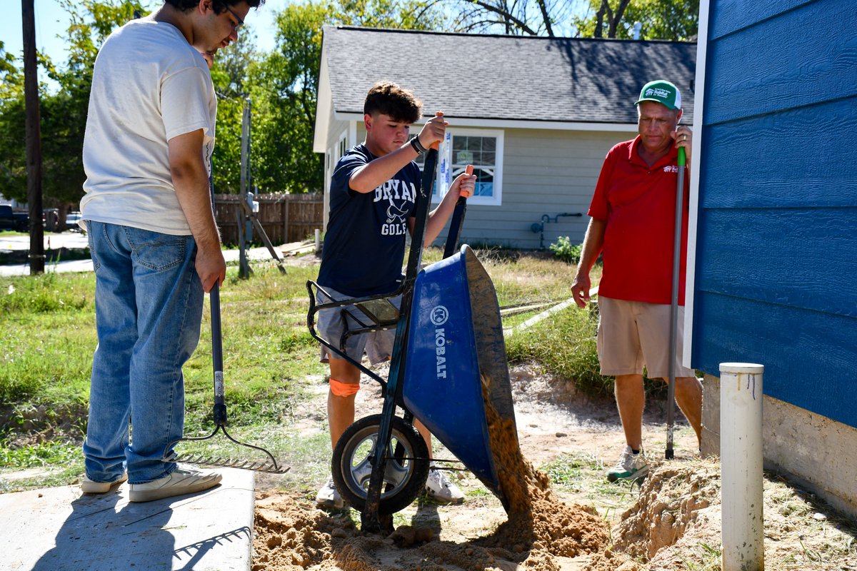 BryanISD's tweet photo. On Friday, during their Fall Break, the #BryanHighSchool #StudentAmbassadors & their sponsors spent the day working at the https://t.co/ywYwZVhKis house! We love seeing how involved our students have been in this project, which is a partnership with @habitatbcs!
#BryanProud https://t.co/u66HSha3AG