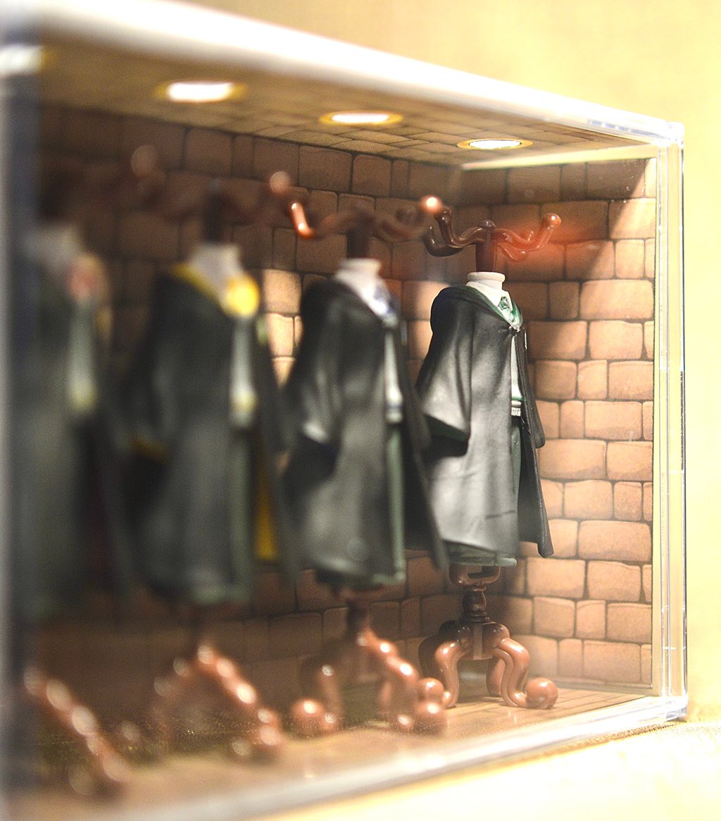 __tombombadil's tweet photo. セリアさんで、ハリポタのホグワーツ寮ローブトルソー専用ケースが売られていたので買ってきました🛒

表記の内寸通りに背景用紙作ってみたらかなり雰囲気出ましたので、寮ローブトルソー持ちの方に強くオススメです☺️✨

…え？
うそ！？専用ケースじゃないの？！😳💦 https://t.co/diCeMSesqC