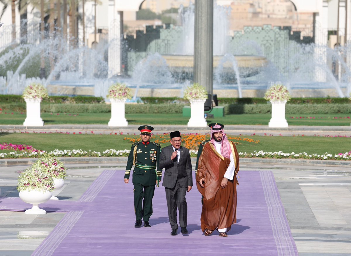 anwaribrahim's tweet photo. Alhamdulillah, saya telah berkesempatan melakukan kunjungan ke atas Putera Mahkota dan Perdana Menteri Arab Saudi Mohammed Bin Salman bin Abdulaziz Al-Saud di Istana Yamamah, Riyadh sebagai acara penutup lawatan kerja saya ke negara Semenanjung Arab tersebut. 

Perbincangan kami seputar isu dua hala melibatkan kedua-dua negara Malaysia dan Arab Saudi dalam suasana mesra dan persahabatan yang utuh. 

Saya melontar penghargaan dan menjunjung kebijaksaan Arab Saudi dalam menganjurkan Sidang Kemuncak yang mempertemukan kedua-dua rantau yakni ASEAN dan Negara-Negara Teluk (GCC) untuk kesekian kalinya menjadi platform tepat dalam memperkukuh kerjasama di lapangan politik, ekonomi, sosio-budaya dan juga keselamatan, selain memberi penekanan pada isu serantau dan antarabangsa yang menjadi kepentingan bersama. 

Kami bersetuju mempertingkat hubungan dua hala ke peringkat Perkongsian Strategik Malaysia-Arab Saudi meliputi pelbagai lapangan, termasuk penganjuran Majlis Penyelarasan Malaysia-Arab Saudi (SMCC), lapangan tenaga hijau di bawah Inisiatif Hijau Arab Saudi (SGI) dan pelaburan strategik. 

Isu penting lainnya yang disentuh ternyata isu Palestin dan kemanusiaan. Saya turut menegaskan agar kita berusaha untuk menghentikan keganasan dan pembenihan kefanatikan yang pastinya akan memburuk keadaan dan menambah kesengsaraan warga Palestin. 

Malaysia  menjemput Putera Mahkota untuk melakukan kunjungan rasmi ke Malaysia yang dijangka akan diadakan pada sekitar bulan Januari 2024 kelak, Insya-Allah. 

Saya punyai keyakinan yang tinggi bahawa hubungan istimewa Malaysia dan Arab Saudi kini telah memasuki lembaran baharu yang lebih erat dan kukuh atas dasar dan pendekatan keuntungan bersama (win-win). 

#MalaysiaMADANI