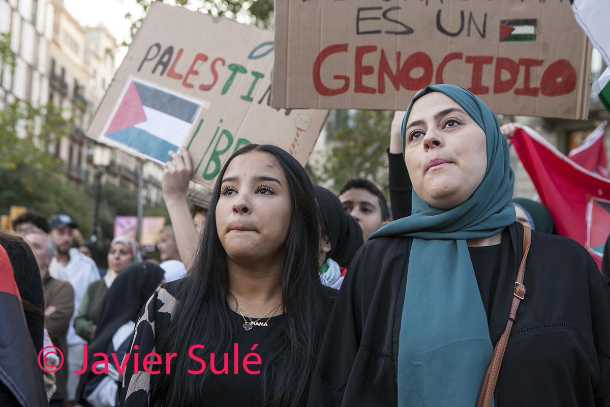 70000 personas salieron hace unas horas en Barcelona en favor del pueblo palestino y contra el genocidio que el Estado de Israel está cometiendo en Gaza. Denunciaron la inacción e hipocresía de la Unión Europea y la venta de armas que desde hace años realiza España a Israel